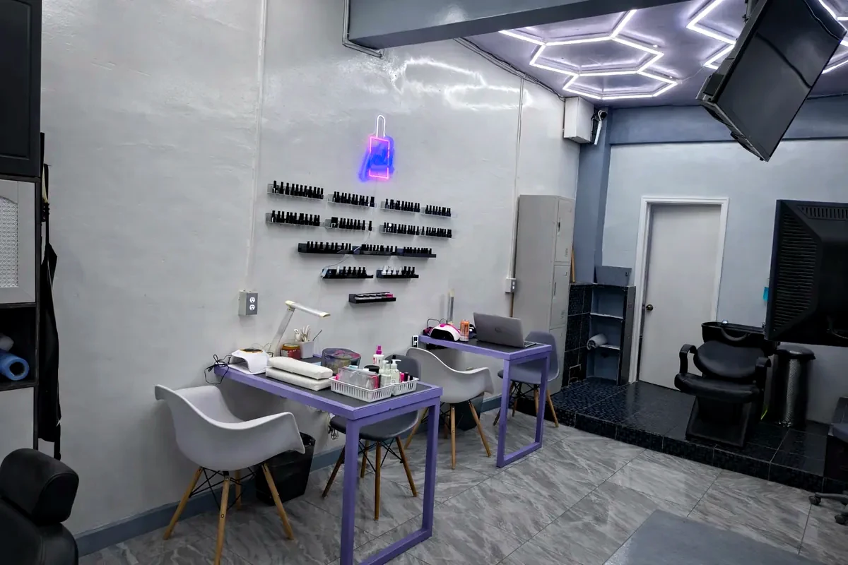 Interior of Esencia Belleza hair and nail salon in Playas de Tijuana featuring coastal styling stations